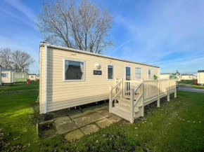 Lovely 6 Berth Caravan With Decking Nearby Scratby Beach Ref 50017B